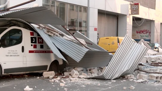 El viento desprende la fachada de un edificio sobre un coche ocupado: "Pensaba que era una bomba" El viento desprende la fachada de un edificio sobre un coche ocupado: "Pensaba que era una bomba"