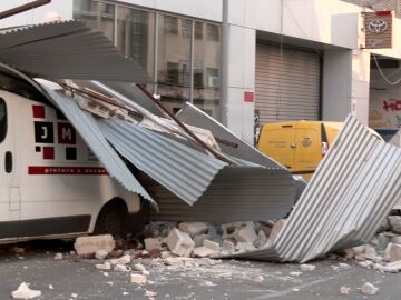 El viento desprende la fachada de un edificio sobre un coche ocupado: "Pensaba que era una bomba"