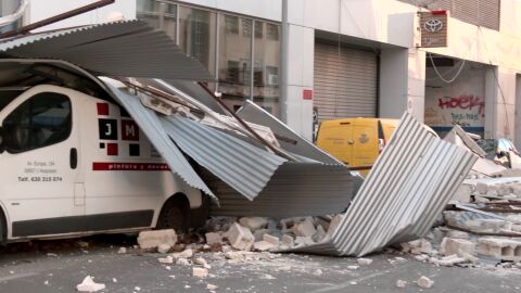 El viento desprende la fachada de un edificio sobre un coche ocupado: "Pensaba que era una bomba"