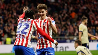 Lookman celebra su gol junto a Juli&aacute;n &Aacute;lvarez