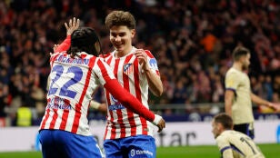 Lookman celebra su gol junto a Juli&aacute;n &Aacute;lvarez