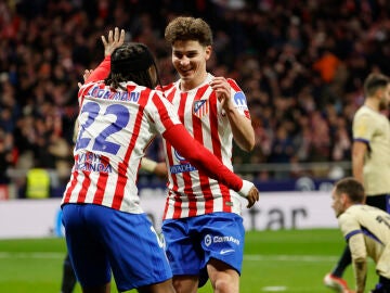 Lookman celebra su gol junto a Juli&aacute;n &Aacute;lvarez