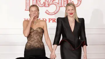 Margot Robbie y Emeral Fennell en la premiere de Cumbres Borrascosas Margot Robbie y Emeral Fennell en la premiere de Cumbres Borrascosas