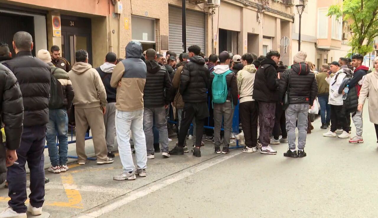 Colas por la regularizaci&oacute;n