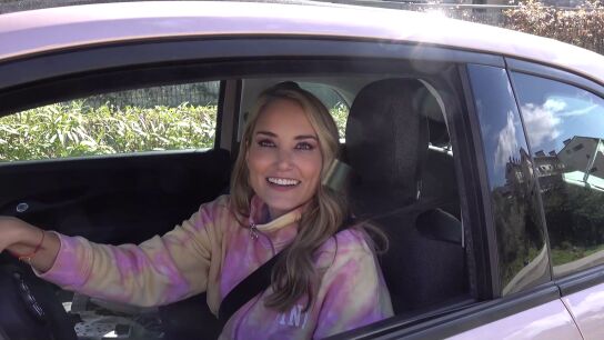 Alba Carrillo en el coche