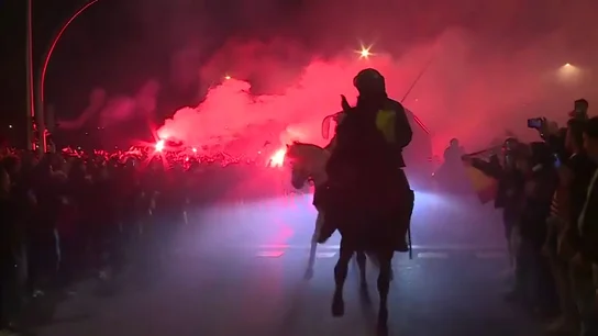 Una policía, atrapada entre el autobús y las bengalas en el Metropolitano: su caballo también sufre quemaduras Una policía, atrapada entre el autobús y las bengalas en el Metropolitano: su caballo también sufre quemaduras