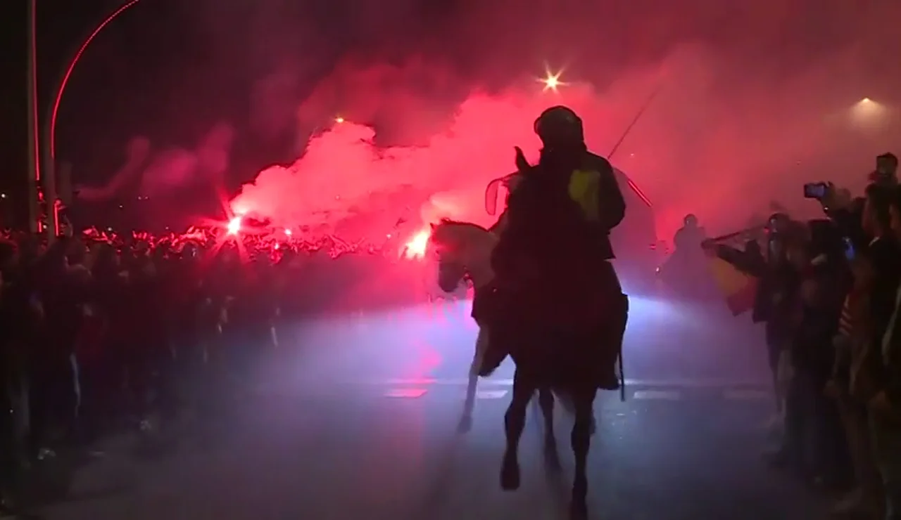 Una policía, atrapada entre el autobús y las bengalas en el Metropolitano: su caballo también sufre quemaduras