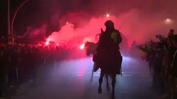 Una policía, atrapada entre el autobús y las bengalas en el Metropolitano: su caballo también sufre quemaduras Una policía, atrapada entre el autobús y las bengalas en el Metropolitano: su caballo también sufre quemaduras