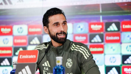 &Aacute;lvaro Arbeloa sonr&iacute;e en rueda de prensa