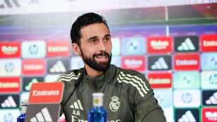 &Aacute;lvaro Arbeloa sonr&iacute;e en rueda de prensa