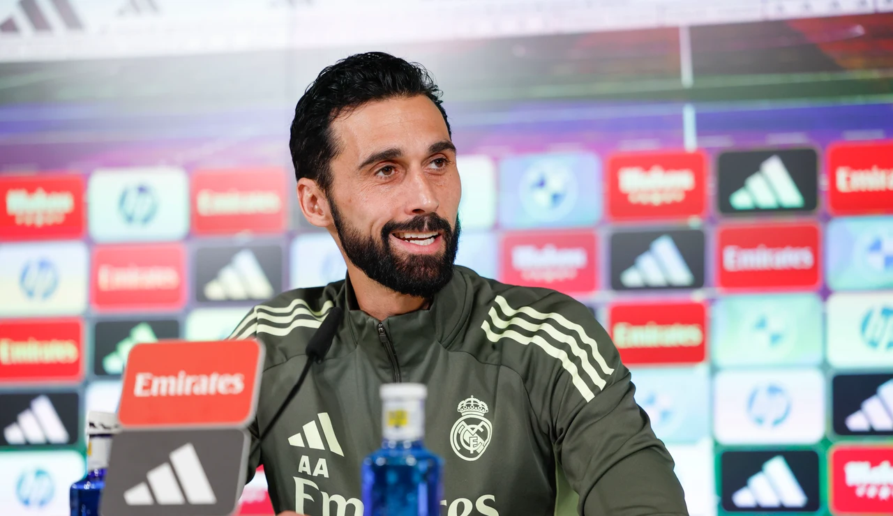 Álvaro Arbeloa sonríe en rueda de prensa