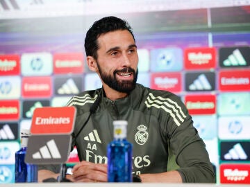 &Aacute;lvaro Arbeloa sonr&iacute;e en rueda de prensa
