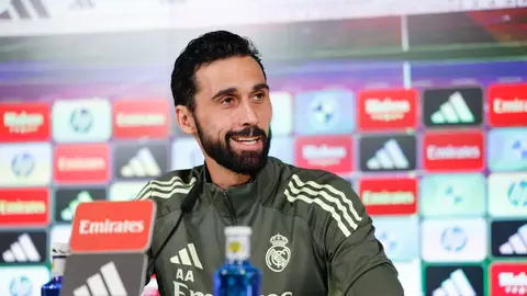 Álvaro Arbeloa sonríe en rueda de prensa Álvaro Arbeloa sonríe en rueda de prensa