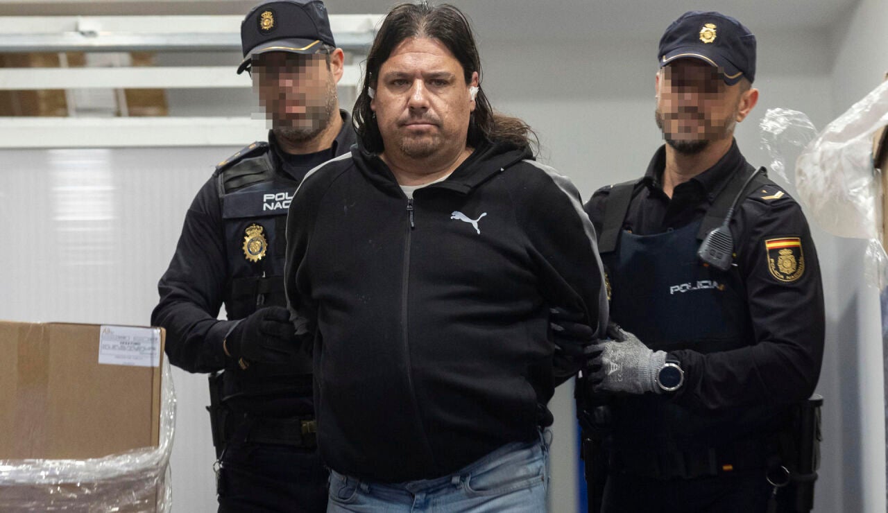 Imagen del detenido, custodiado por los agentes 