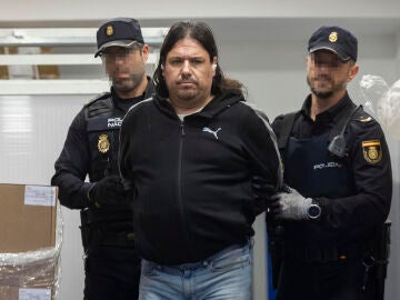 Imagen del detenido, custodiado por los agentes 