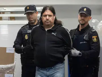 Imagen del detenido, custodiado por los agentes Imagen del detenido, custodiado por los agentes