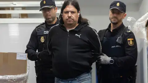 Imagen del detenido, custodiado por los agentes Imagen del detenido, custodiado por los agentes