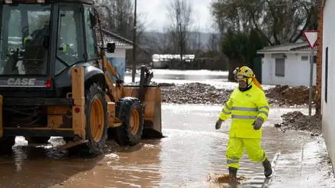 Imagen de el Plan de Emergencia por Incendios Forestales de Castilla-La Mancha (Infocam), que sigue trabajando en labores de achique de agua Imagen de el Plan de Emergencia por Incendios Forestales de Castilla-La Mancha (Infocam), que sigue trabajando en labores de achique de agua