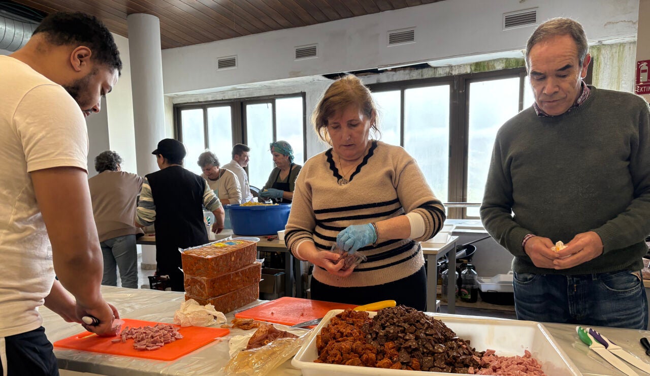 Cocina improvisada instalada en el auditorio de la localidad gaditana de Zahara de la Sierra
