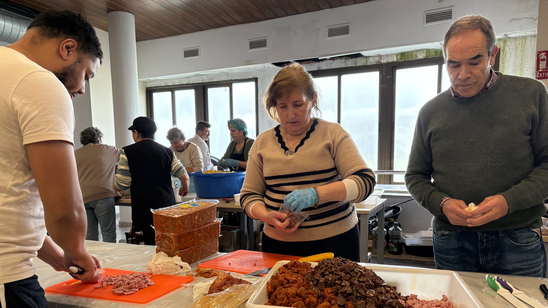 Cocina improvisada instalada en el auditorio de la localidad gaditana de Zahara de la Sierra Cocina improvisada instalada en el auditorio de la localidad gaditana de Zahara de la Sierra