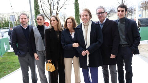 Raphael y Natalia Figueroa junto a sus hijos Manuel Martos, Jacobo Martos y Alejandra Martos y sus nietos Manuela y Carlos