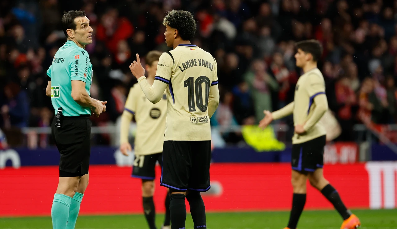 Lamine Yamal quejándose a Munuera Montero