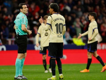 Lamine Yamal quej&aacute;ndose a Munuera Montero