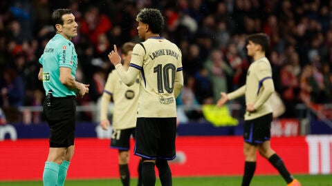 Lamine Yamal quej&aacute;ndose a Munuera Montero