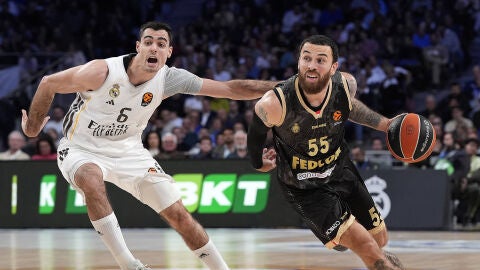 Mike James durante un partido con el Real Madrid