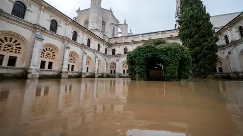 Vista del Monasterio de Santa María de la Vid anegado por las lluvias Vista del Monasterio de Santa María de la Vid anegado por las lluvias