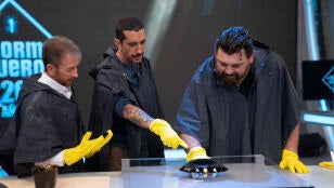 Hovik Keuchkerian juega con la escultura ferroluida de Marron: &ldquo;es la hostia eh&rdquo;