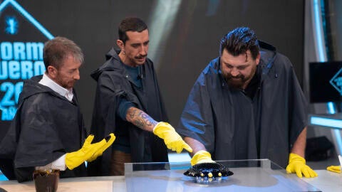 Hovik Keuchkerian juega con la escultura ferroluida de Marron: &ldquo;es la hostia eh&rdquo;