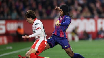 Kound&eacute; pugna por un bal&oacute;n con Bryan Gil