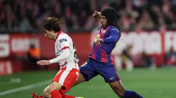 Koundé pugna por un balón con Bryan Gil Koundé pugna por un balón con Bryan Gil