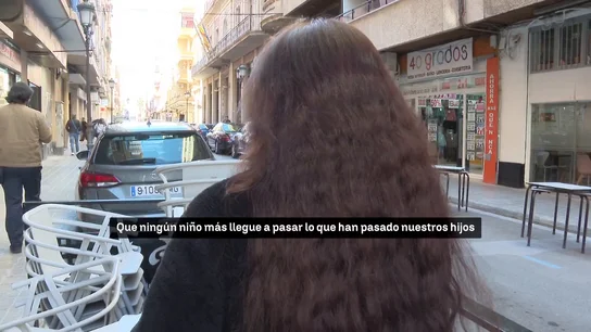 La madre de uno de los niños La madre de uno de los niños