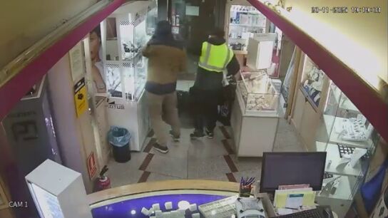 Detenidos dos falsos repartidores por atracar una joyer&iacute;a en Vic&aacute;lvaro, Madrid