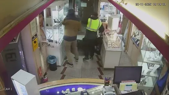 Detenidos dos falsos repartidores por atracar una joyería en Vicálvaro, Madrid Detenidos dos falsos repartidores por atracar una joyería en Vicálvaro, Madrid