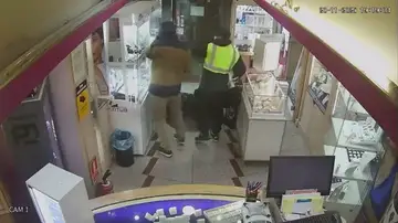 Detenidos dos falsos repartidores por atracar una joyería en Vicálvaro, Madrid Detenidos dos falsos repartidores por atracar una joyería en Vicálvaro, Madrid