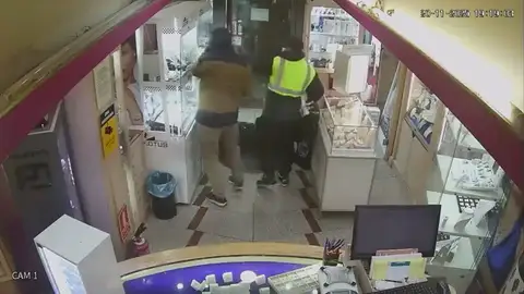Detenidos dos falsos repartidores por atracar una joyería en Vicálvaro, Madrid Detenidos dos falsos repartidores por atracar una joyería en Vicálvaro, Madrid