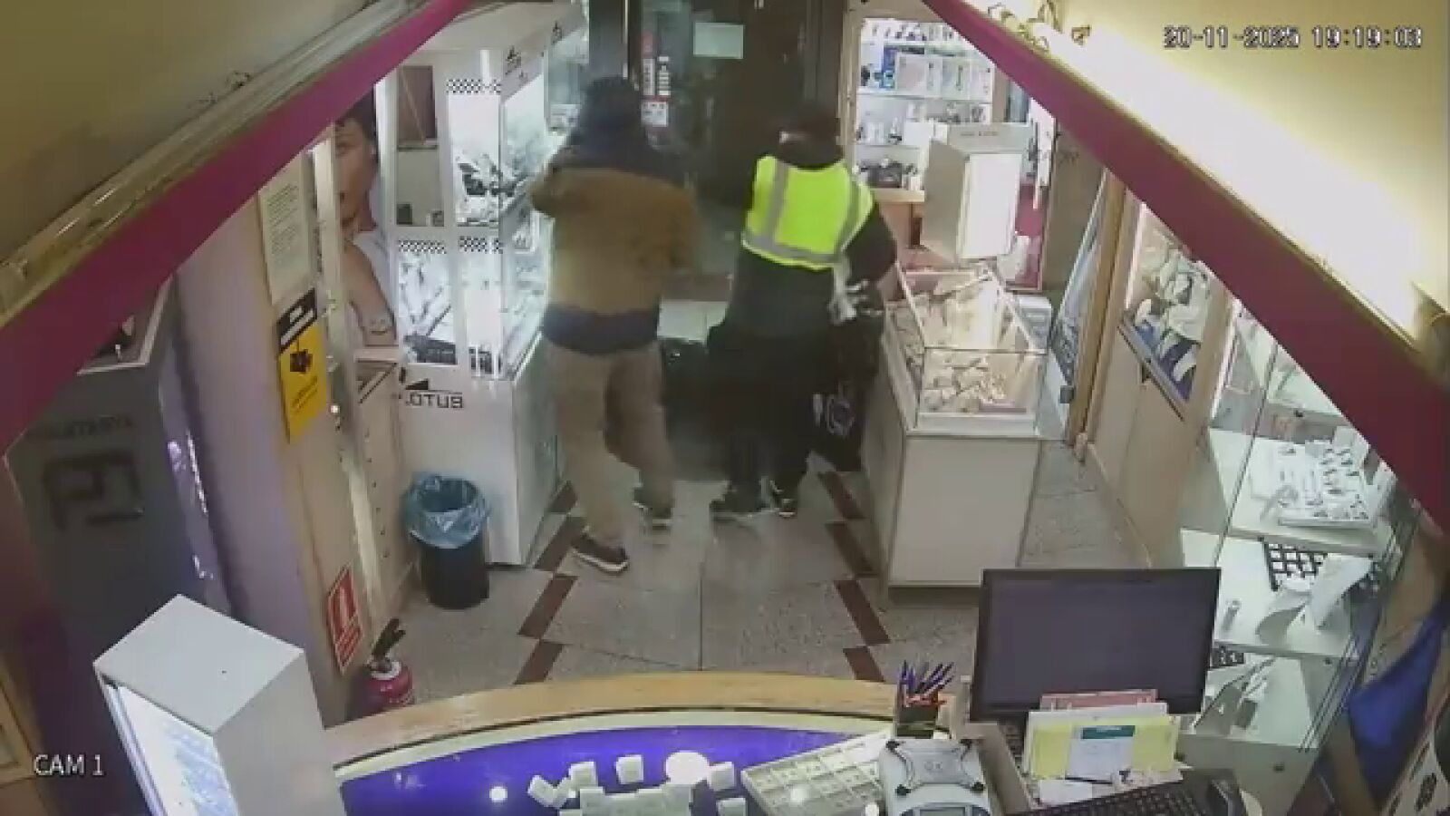Detenidos dos falsos repartidores por atracar una joyería en Madrid: maniatan a la empleada y se llevan 28.000€