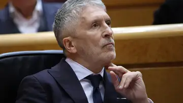 Marlaska censura al PP por "hipócrita" tras reprocharle haber "mandado al matadero" a los guardias civiles de Barbate Marlaska censura al PP por "hipócrita" tras reprocharle haber "mandado al matadero" a los guardias civiles de Barbate