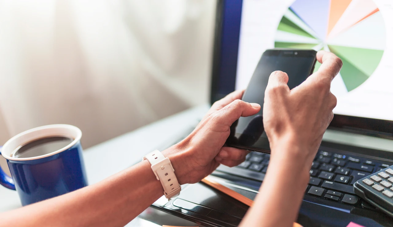 Una mujer con el móvil