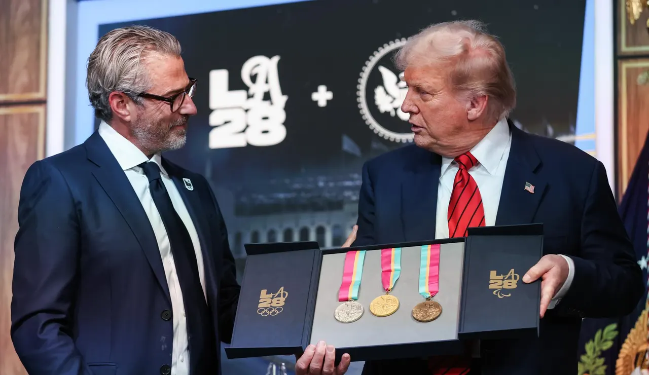 Casey Wasserman junto a Donald Trump