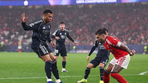 Mbapp&eacute; ante Otamendi en Da Luz