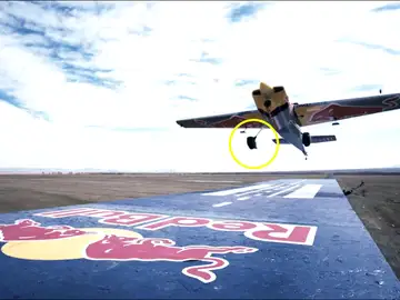 Complicado reto de una avioneta de aterrizar sobre el techo de un vagón de tren en movimiento y volver a despegar Complicado reto de una avioneta de aterrizar sobre el techo de un vagón de tren en movimiento y volver a despegar