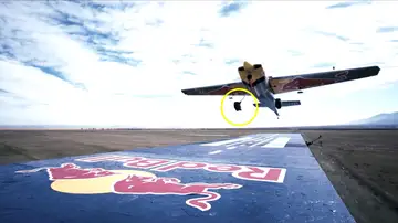 Complicado reto de una avioneta de aterrizar sobre el techo de un vagón de tren en movimiento y volver a despegar Complicado reto de una avioneta de aterrizar sobre el techo de un vagón de tren en movimiento y volver a despegar