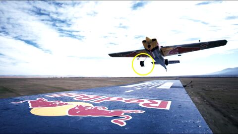 Complicado reto de una avioneta de aterrizar sobre el techo de un vag&oacute;n de tren en movimiento y volver a despegar