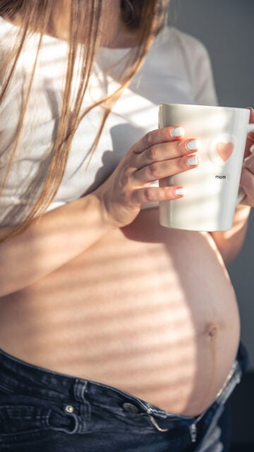 Embarazada con una taza