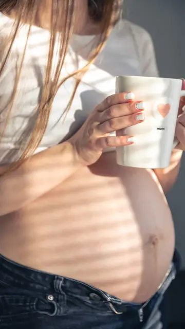 Embarazada con una taza Embarazada con una taza