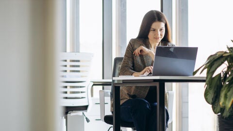 Mujer trabajando en la oficina